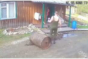 Мужчина чуть не спалил жилище, когда попытался разрезать бочку