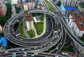 Знаменитая китайская восьмиэтажка, расположенная прямо внутри эстакады