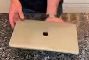 Мужчина порадовал дочь, украсив её макбук