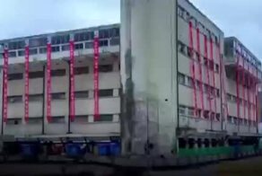 В Китае использовали  200 гидравлических роботизированных ходунков, чтобы переместить  школу