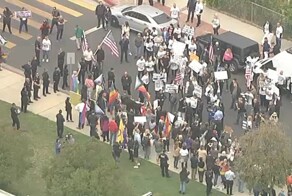 "Оставьте наших детей в покое": родители в Лос-Анджелесе устроили пикет рядом со школой в знак протеста против гей-пропаганды