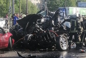 В Петербурге грузовик вылетел на встречную полосу, смяв 13 автомобилей