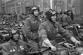 12 героических фото о советских мотоциклистах времён Великой Отечественной войны, которых немцы прозвали «чёрными дьяволами»