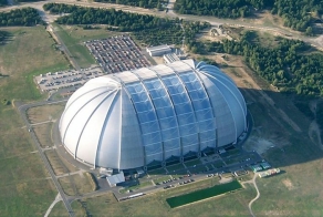 Таинственный ангар (7 фото)