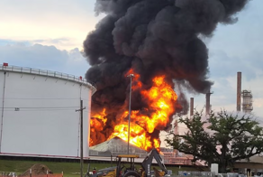 Удар молнии вызвал сильный пожар на нефтеперерабатывающей станции в США
