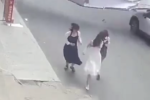 Рекламная вывеска упала на девушек