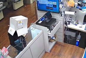 Мужчина с коробкой на голове ограбил магазин