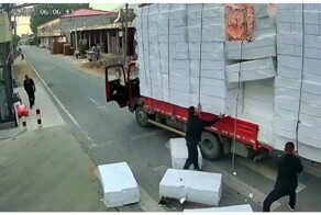 Водитель грузовика пытается избавиться от вспыхнувшего пенопласта