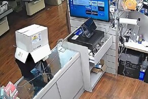 В США грабитель попытался скрыть свою внешность картонной коробкой, но всё же спалился