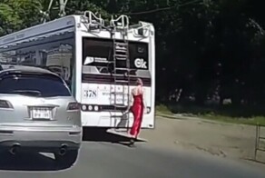 В Омске заметили женщину-водителя троллейбуса, которая в красном платье поправляла рога