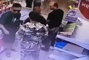 В «Пятёрочке» пьяные хулиганы сломали мужику рёбра из-за бутылки водки