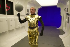 10 закадровых фото, на которых знаменитые персонажи оказались без своих масок