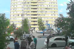 «Бабушки начали нас материть, а дед бил железной тростью»: в Оренбурге подростки подрались с пенсионерами из-за лавочки у подъезда