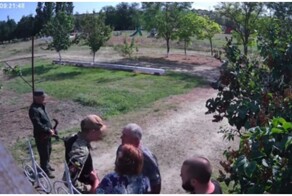 Мужчина бросил улей с пчёлами в полицейского