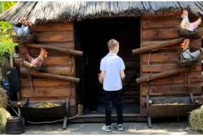 Уличный аттракцион по мотивам электронной игры «Ну, погоди!»