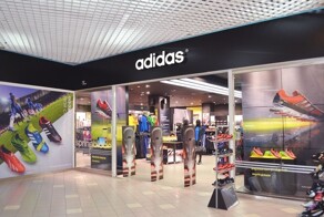Adidas планирует вернуться в Росиию этой осенью