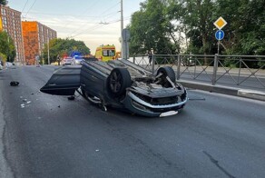 В Калининграде водитель и пассажир выжили в машине, которую разорвало на части от удара в столб