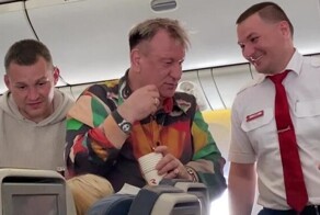Певец Сергей Пенкин угощал коньяком пассажиров рейса Южно-Сахалинск – Москва
