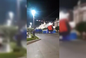 Разрушительный ураган швырял палатки по центральной улице Омска