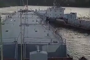 В Иркутской области пьяный капитан доверил управление танкера помощнику - тот наехал на стоявшее судно