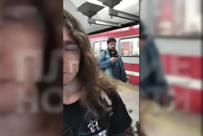 В Петербурге на одной из станций метро отчитали мужчину с длинными волосами и в юбке