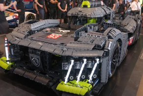Полноразмерный болид Peugeot 9х8 из 626 тысяч кирпичиков Lego собрали за день