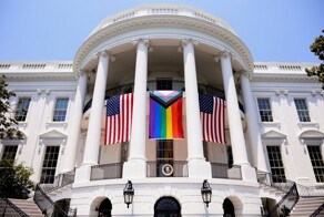 "Это Белый дом или фото проституток?": консерваторы в США осудили трансгендера, оголившего грудь на встрече с президентом
