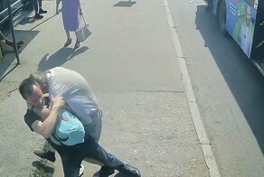 Воткнул в спину и сбежал: в Волгограде ударили ножом пассажира автобуса