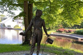 "Это надо было делать еще в 90-х": Лайма Вайкуле - о сносе памятника Пушкину в Риге