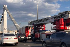 Снятый спасателями с Крымского моста в Москве мужчина попытался сбежать