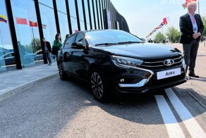 Конфуз на полях международного экономического форума - представленную Lada Aura не смогли завести.