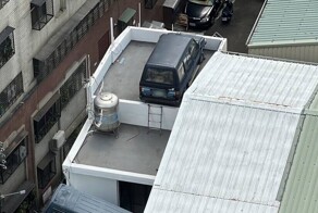 Тайванец припарковался на крыше дома, чтобы избежать штрафов за парковку
