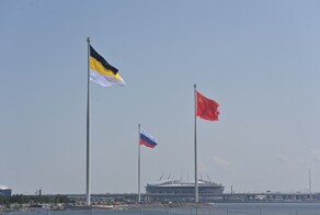 В Санкт-Петербурге подняли огромные флаги СССР, Российской империи и триколор РФ
