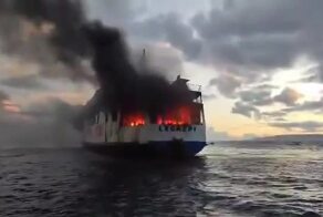 Паром со 120 пассажирами на борту загорелся в море у Филиппин