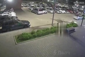 Пьяный мужчина выбросил с балкона унитаз на припаркованные автомобили