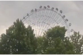 На колесе обозрения немного ветрено