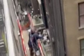 Удачный бросок коробки с пиццей голодным рабочим