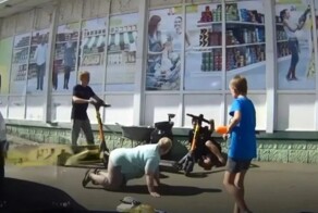 В Барнауле подросток на самокате сбил женщину и получил от нее пакетом с чипсами в голову