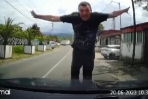 В Сочи задержали неадеквата, таранившего головой проезжающие машины