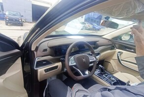 Оконфузились: АвтоВАЗ забыл снять родной китайский шильдик с руля Lada X-Cross 5