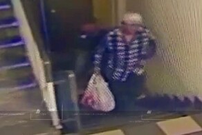 Мужчина средь бела дня ограбил пенсионера прямо в парадной дома