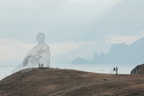 Человек, смотрящий в море