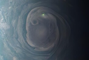 Зонд НАСА зафиксировал зелёную вспышку на Юпитере