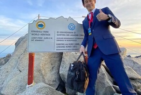 Японец покоряет горы в костюме-тройке, чтобы отрекламировать свой портняжный бизнес