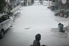 Индийский охранник срывает попытку воришек украсть байк