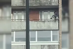 В Санкт-Петербурге заметили мужчину, который исполнял на балконе акробатические этюды