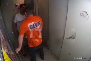 В Магнитогорске пьяные мужчины устроили эпичную драку в лифте