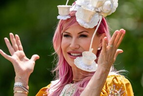 Аристократы и модницы Британии: безумные наряды и шляпки на открытии скачек