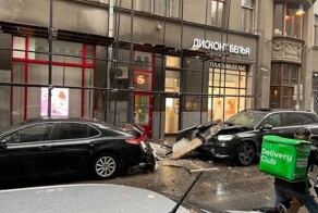 В центре Москвы бетонная плита рухнула с крыши здания на иномарки