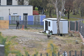 В Австралии российский дипломат поселился в бытовке на стройплощадке посольства РФ, не давая расторгнуть договор аренды